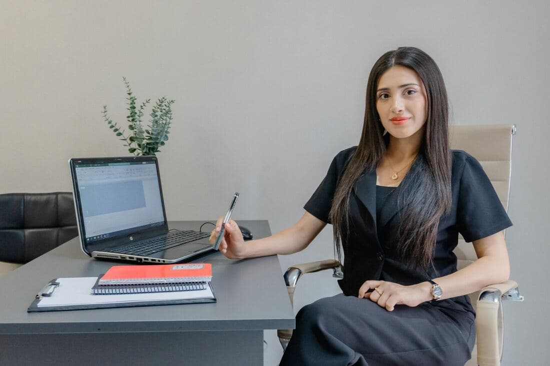 Consultora de Activa trabajando en su oficina